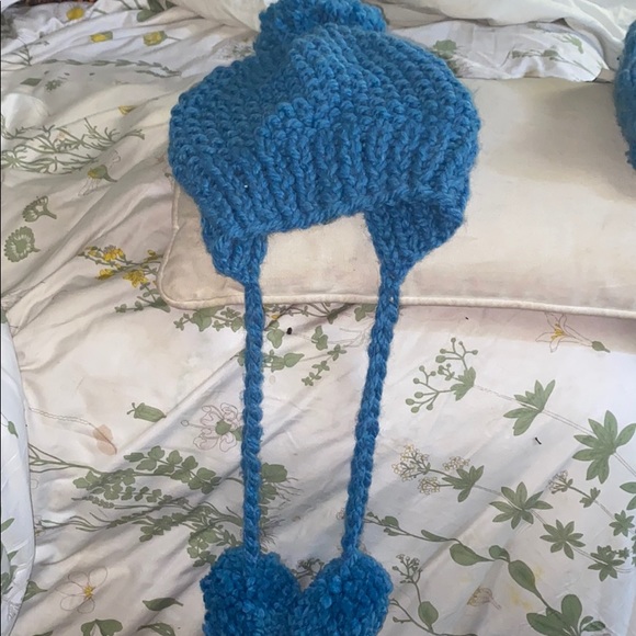 Romanian Hand Knit teal hat and fingerless gloves. - Picture 3 of 8